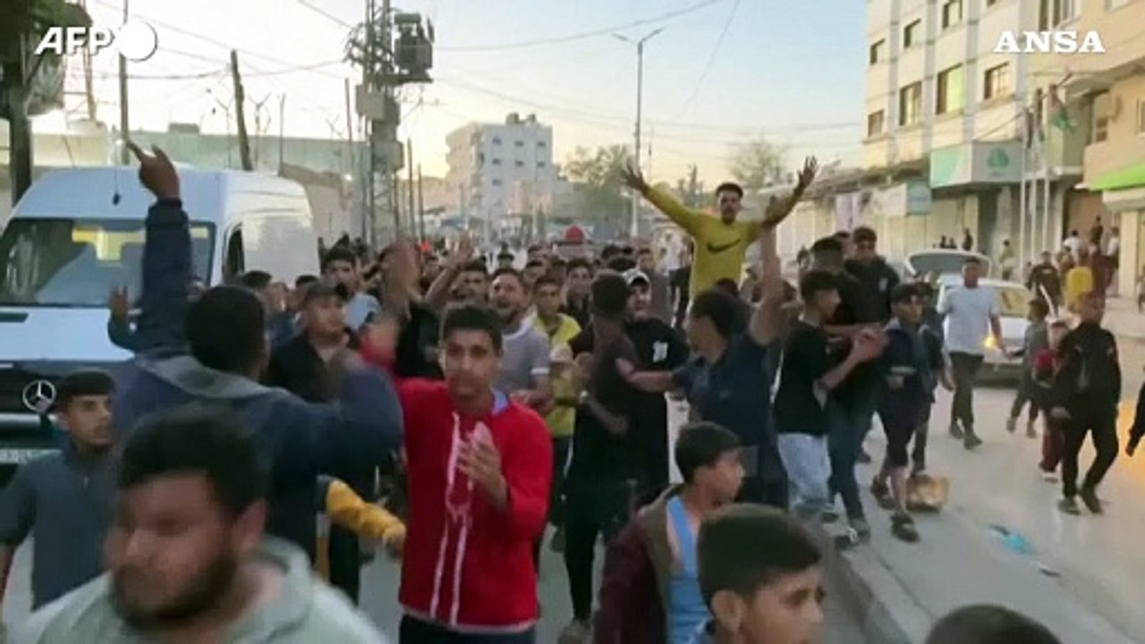 Gaza, Hamas accetta la tregua: festa a Rafah ma Israele continua a bombardare