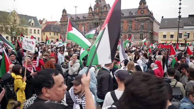 فيديو: الآلاف يتظاهرون دعماً للفلسطينيين في مالمو قبل مشاركة المغنية الإسرائيلية بمسابقة يوروفيجن