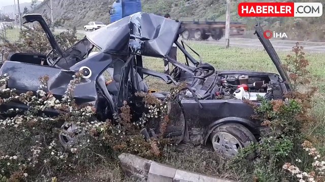 Aydınlatma direğine çarpan Tofaş hurdaya döndü: 1 ağır yaralı