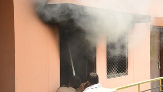 अचानक उठा काले धुएं का गुबार, भीषण आग में हुआ भवन को यह नुकसान