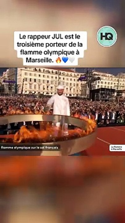 Le rappeur JUL est le troisième porteur de la flamme olympique à Marseille. 