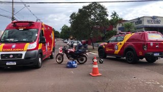 Motociclistas se envolvem em colisão no Centro e Corpo de Bombeiros é acionado