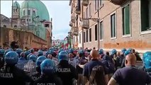 G7 a Venezia, il contatto tra polizia e centri sociali