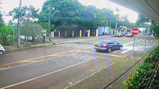 Câmera de segurança registra colisão entre moto e Sandero na Rua Afonso Pena