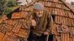 Vovô Eronel, 84 anos, sorri e faz 'joinha' ao ser resgatado do forro de casa, em Canoas, RS!