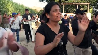 'Dançarinos da morte' carregam caixões e desafiam a dor do adeus no Peru