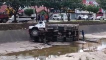 Un camión choca contra árboles y cae al canal de drenaje en el cuarto anillo 