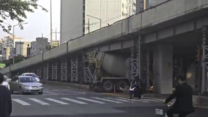 유턴하던 레미콘 차량 고가 하부 충격...인명피해 없어 / YTN