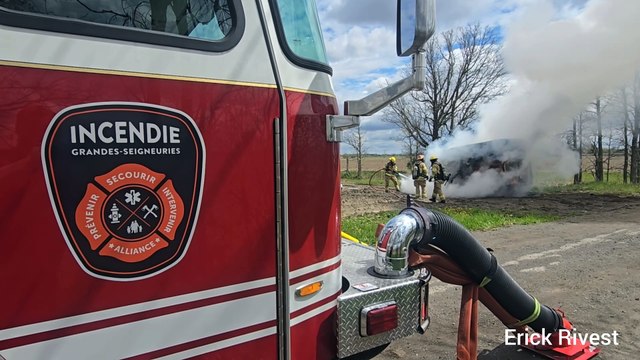 Camionnette en feu à Saint-Constant (Le Reflet - Erick Rivest)
