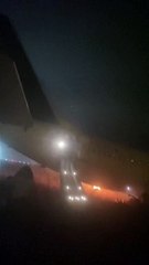 شاهد: اشتعال النيران بطائرة بوينغ 737 وانزلاقها عن المدرج في مطار دكار