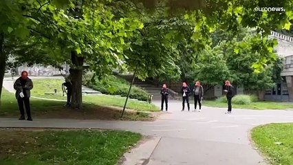 شاهد: صينيون يوقفون برلمانياً مجرياً بسبب أعلام الاتحاد الأوروبي في بودابست