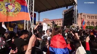 شاهد: مظاهرات غاضبة في أرمينيا تطالب رئيس الوزراء بالاستقالة على خلفية ترسيم الحدود مع أذربيجان