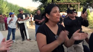 Los “bailarines de la muerte” que cargan féretros y desafían al dolor en Perú