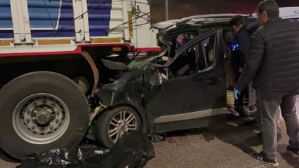 Descargar video: Arıza yapınca yolda duran TIR'a hafif ticari araç çarptı: 1 ölü