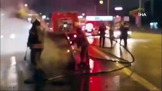 Kadıköy'de seyir halindeki otomobil alev alev yandı