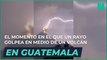 Impactantes imágenes han mostrado el momento en el que un rayo golpea en medio de una erupción del volcán de Fuego, en Guatemala
