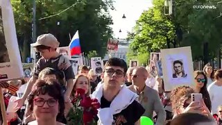 شاهد: في فعالية مثيرة للجدل.. روس يحتفلون بيوم النصر وسط شوارع  العاصمة النمساوية فيينا