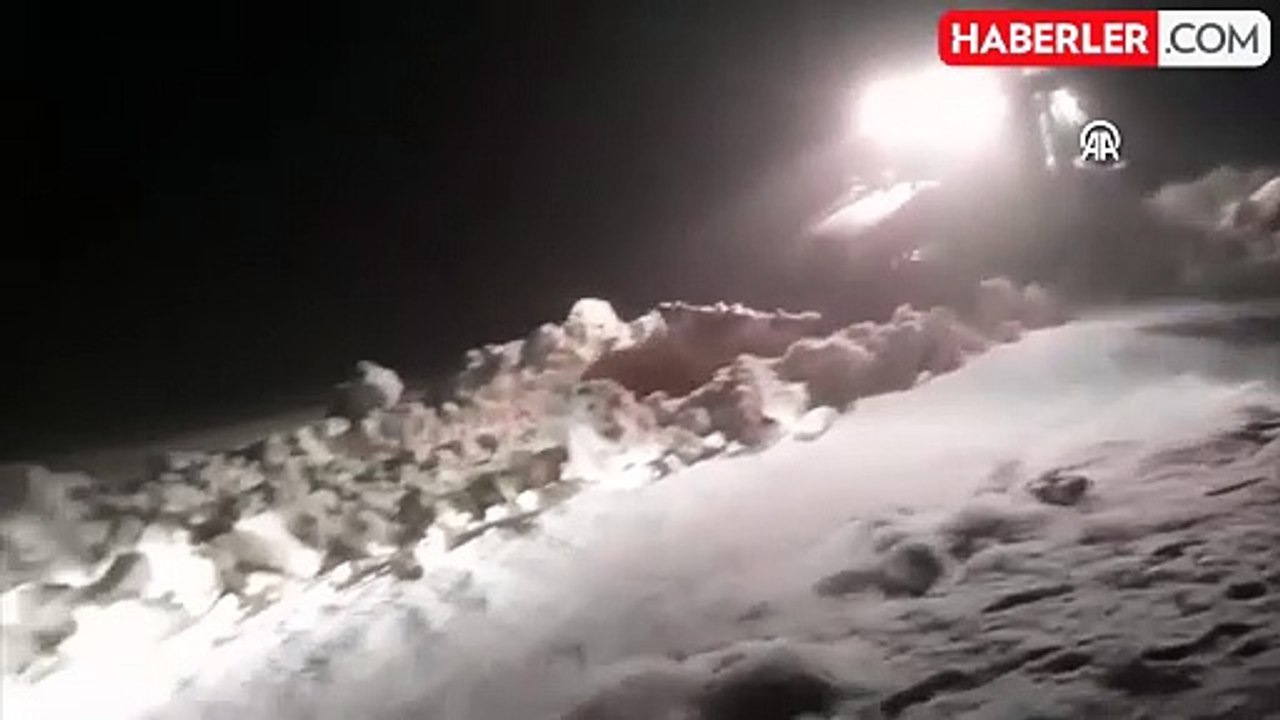 Muş'ta mayıs ortasında yağan kar yolları kapattı! 6 kişi mahsur kaldı