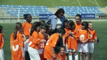 Salma Paralluelo participa en “Cómete el juego”, una iniciativa para apoyar el fútbol base