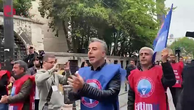 Öğretmenler, “Hak verilmez alınır, zafer sokakta kazanır” sözleriyle yürüyüşüne devam ediyor.