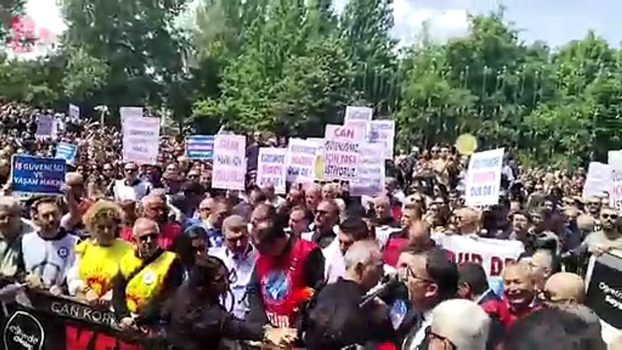 Öğretmenler Meclis önünde "Yusuf Tekin tarikata değil öğretmene sahip çık" sloganı atıyor