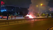 Kadıköy D-100'de, seyir halindeki otomobil alev alev yandı