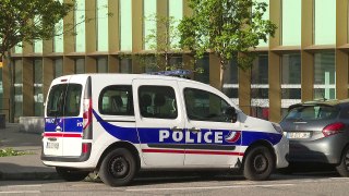Policial de Paris luta pela vida após tiroteio em delegacia