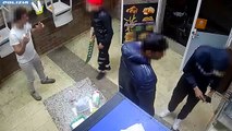 Il video della rapina con il machete in una pizzeria di Bologna: «Erano quattro ragazzini»