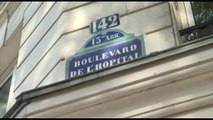 Parigi, uomo arrestato ferisce due agenti in commissariato: uno grave