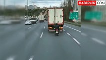 Otoyolda motosikletlinin tehlikeli yolculuğu kamerada