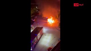 Dwa samochody spłonęły na parkingu przy ul. Hubalczyków w Słupsku