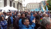 Morti sul lavoro, flash mob della Uil con 172 bare in piazza Scala