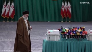 شاهد: خامنئي يدلي بصوته في الجولة الثانية من انتخابات مجلس الشورى الإيراني