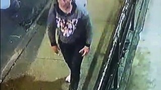 Un homme masqué étrangle et viole une femme dans une rue (VIDEO)