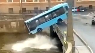 Rusya’da yolcu otobüsü nehre uçtu! O anlar kamerada