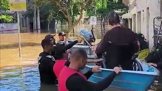Equipe do Paraná resgata cadeirante em prédio de Canoas