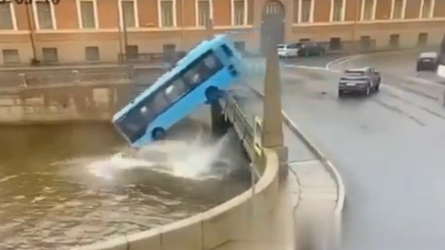 Al menos tres muertos al caer un autobús a un río en San Petersburgo