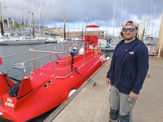 À bord du navire Spluj, il propose des balades sous l'océan dans le Finistère Nord