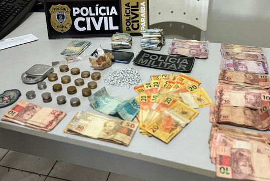 Jovem presa em Coremas por tráfico de drogas escondia entorpecentes debaixo do piso da casa