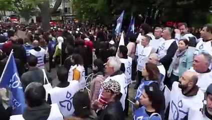 Öğretmenlerden valilik önünde protesto