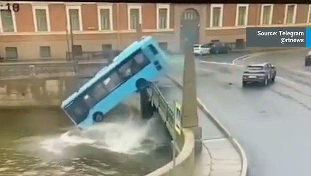 Video: Bus met meer dan 20 passagiers stort in rivier in Sint-Petersburg