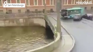 Mueren tres personas al caer un autobús al río en el 'Puente de los besos' de San Petersburgo