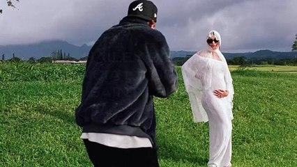 Hailey Bieber Annuncia la Gravidanza con Stile a Saint Laurent 🎉