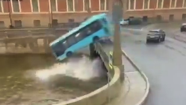 Tres muertos y seis heridos muy graves tras caer un autobús a un río en San Petersburgo