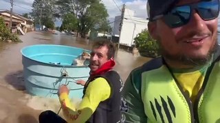 Homens usam caixa d'água para resgatar cães no Rio Grande do Sul