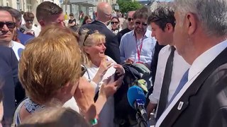 Une femme interpelle le Premier ministre sur le logement à La Rochelle
