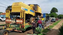 Após encostar em fiação elétrica, maquinário agrícola pega fogo no Bairro Santos Dumont