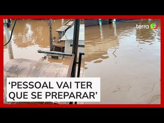 Morador de São Leopoldo (RS) relata como é conviver com a cheia: ‘cheiro nojento’
