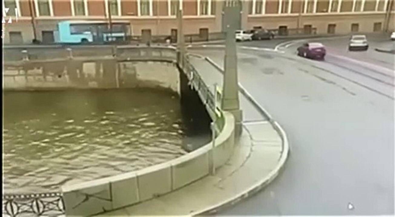 Autobus finisce nel fiume