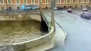 Tragédie à Saint-Pétersbourg! Un bus plonge accidentellement dans une rivière.